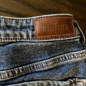 Hollister Ultra High-Rise Mom Jeans